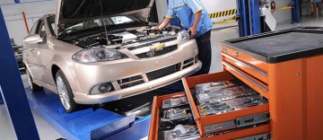 Hoţii au dat atacul la un service de pe I.C. Brătianu: au furat componentele unei maşini
